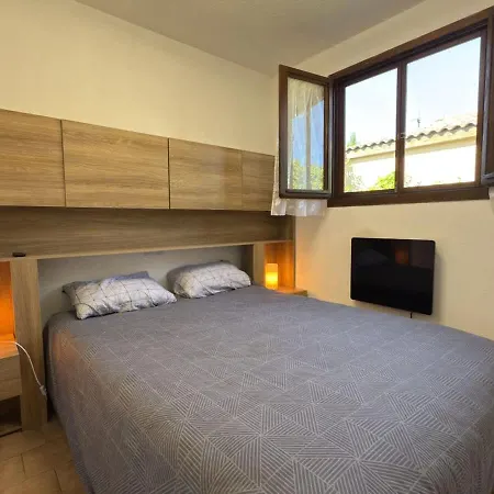 Petit Pavillon Pour 8 Personnes Dans Avec Piscine