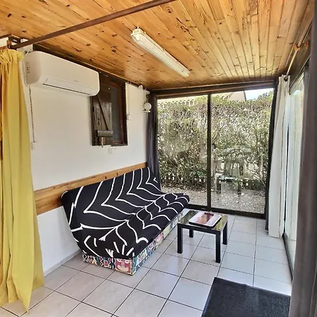 Petit Pavillon Pour 8 Personnes Dans Avec Piscine