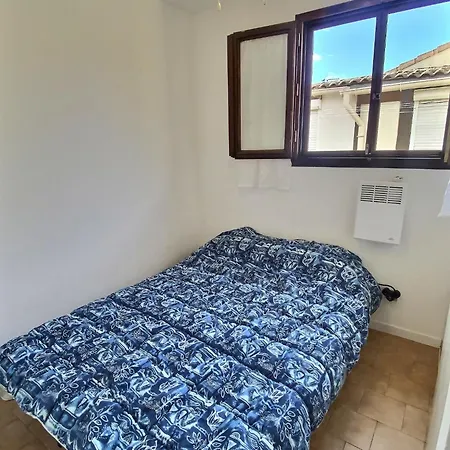 Petit Pavillon Pour 8 Personnes Dans Avec Piscine Holiday home *