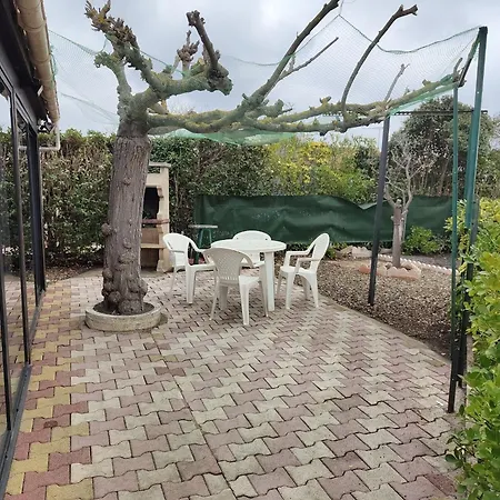 Petit Pavillon Pour 8 Personnes Dans Avec Piscine