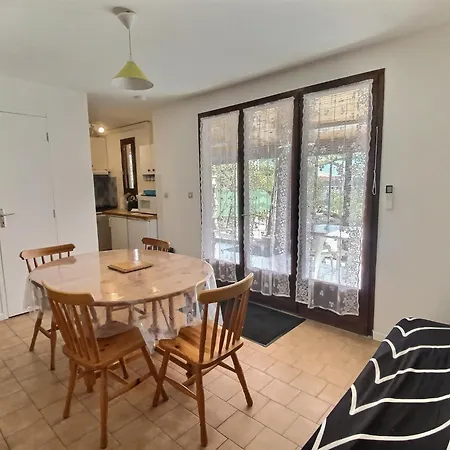 Petit Pavillon Pour 8 Personnes Dans Avec Piscine
