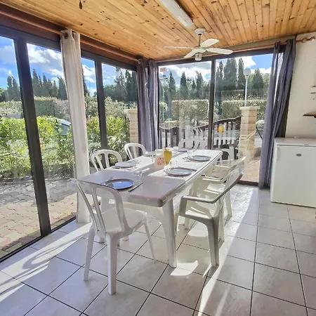 Petit Pavillon Pour 8 Personnes Dans Avec Piscine Vendres