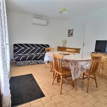 Holiday home Petit Pavillon Pour 8 Personnes Dans Avec Piscine *
