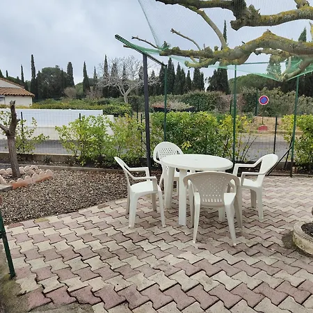 Holiday home Petit Pavillon Pour 8 Personnes Dans Avec Piscine Vendres