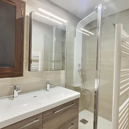 Petit Pavillon Pour 8 Personnes Dans Avec Piscine Vendres