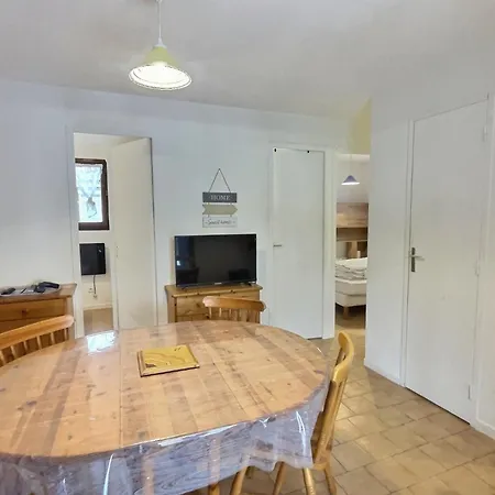 Petit Pavillon Pour 8 Personnes Dans Avec Piscine Holiday home *