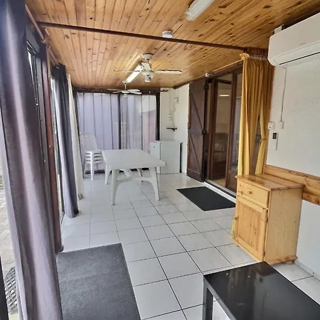 Holiday home Petit Pavillon Pour 8 Personnes Dans Avec Piscine *