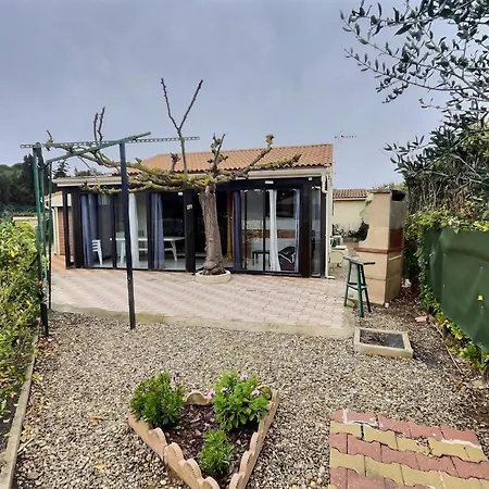 Petit Pavillon Pour 8 Personnes Dans Avec Piscine Holiday home *