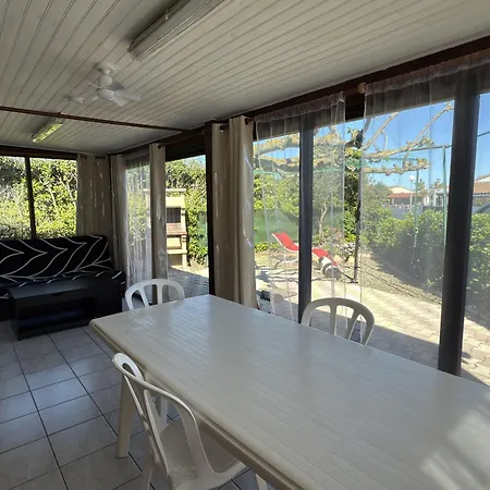 Petit Pavillon Pour 8 Personnes Dans Avec Piscine Vendres