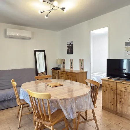 Holiday home Petit Pavillon Pour 8 Personnes Dans Avec Piscine