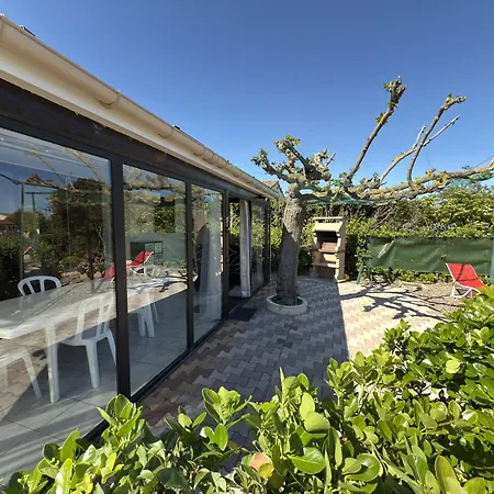 Petit Pavillon Pour 8 Personnes Dans Avec Piscine Holiday home Vendres