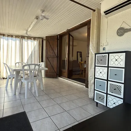 Holiday home Petit Pavillon Pour 8 Personnes Dans Avec Piscine Vendres