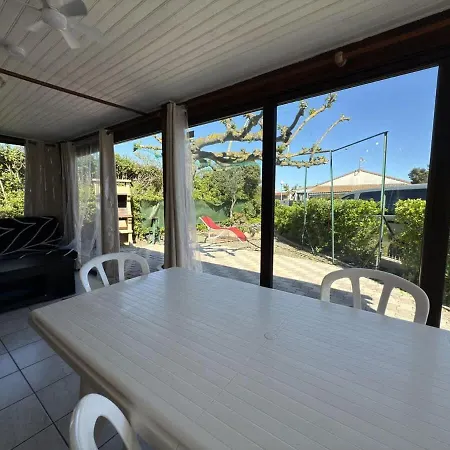 Petit Pavillon Pour 8 Personnes Dans Avec Piscine Vendres