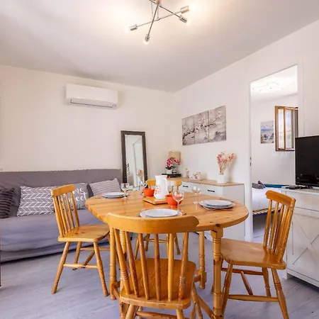 Petit Pavillon Pour 8 Personnes Dans Avec Piscine Vendres