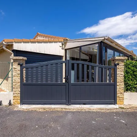 Petit Pavillon Pour 8 Personnes Dans Avec Piscine