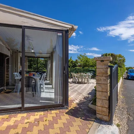 Petit Pavillon Pour 8 Personnes Dans Avec Piscine Prázdninový dům