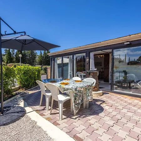 Petit Pavillon Pour 8 Personnes Dans Avec Piscine Prázdninový dům *