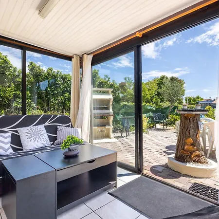 Prázdninový dům Petit Pavillon Pour 8 Personnes Dans Avec Piscine