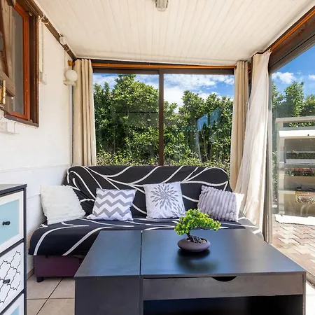 Petit Pavillon Pour 8 Personnes Dans Avec Piscine * Vendres