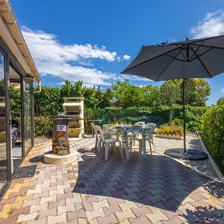 Petit Pavillon Pour 8 Personnes Dans Avec Piscine Prázdninový dům