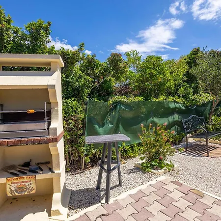 Prázdninový dům Petit Pavillon Pour 8 Personnes Dans Avec Piscine *
