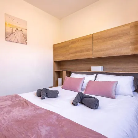 Petit Pavillon Pour 8 Personnes Dans Avec Piscine