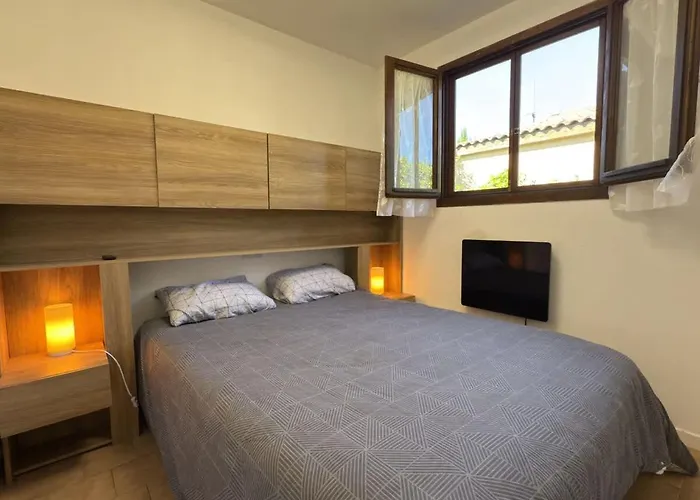 Petit Pavillon Pour 8 Personnes Dans Avec Piscine