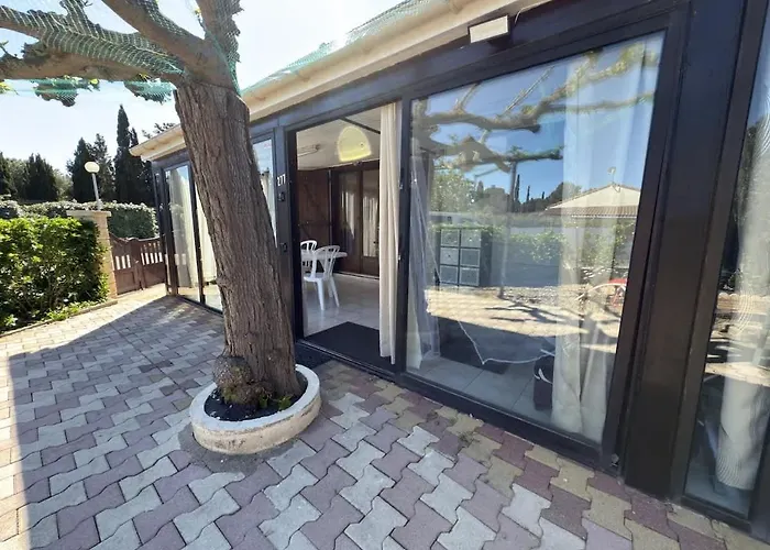 Petit Pavillon Pour 8 Personnes Dans Avec Piscine Vendres