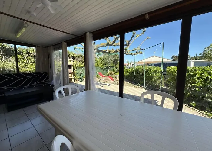 Petit Pavillon Pour 8 Personnes Dans Avec Piscine Vendres