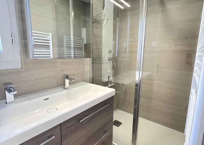 Petit Pavillon Pour 8 Personnes Dans Avec Piscine Vendres